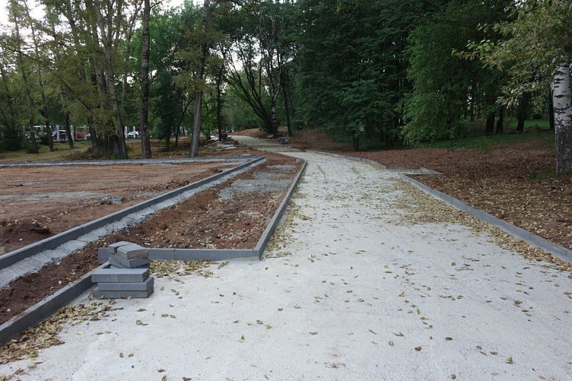 В парке им. Кирова обустраивают площадку для занятий йогой и новые тротуары
