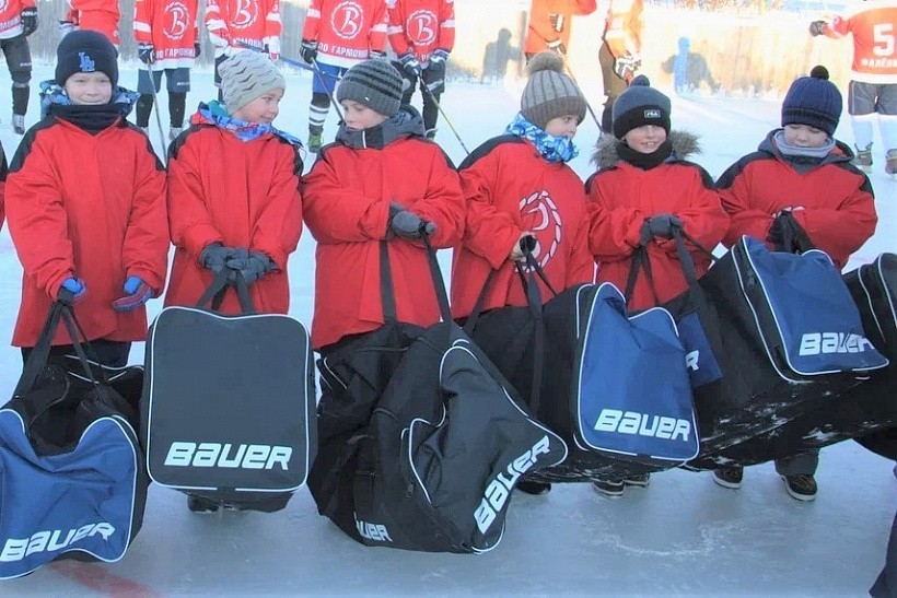Юные хоккеисты Фаленского района поблагодарили Азимова за новую форму