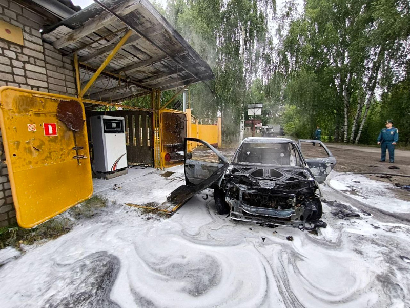 2 человека пострадали при пожаре на газовой заправке