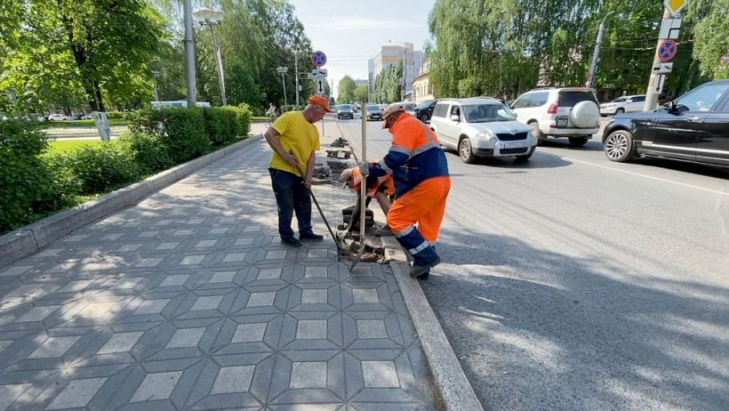 В Кирове начали устранять дефекты на тротуарах