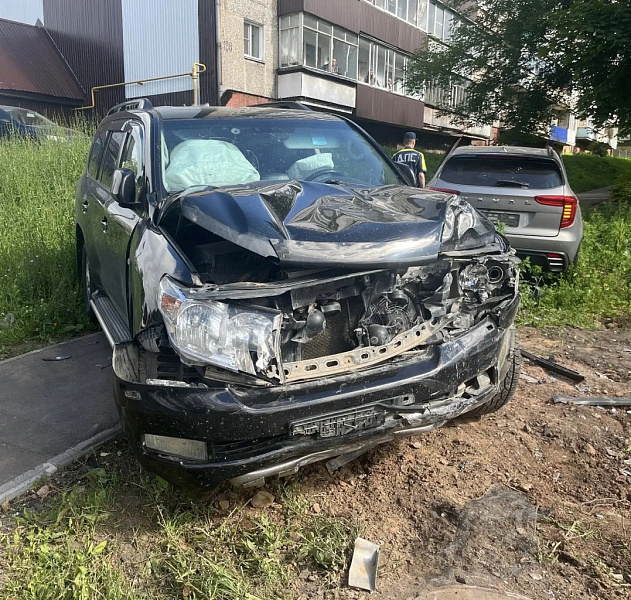 В Кировской области авто в момент ДТП отбросило прямо на пешеходов