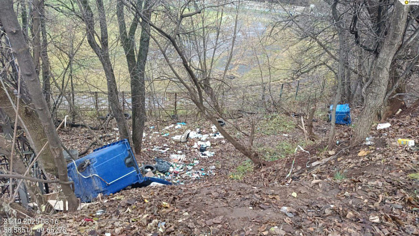 Вандалы разваливают содержимое мусорных контейнеров на ул. Азина в Кирове