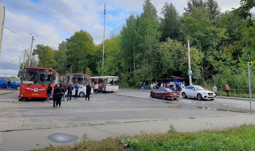 В Кирове бесправник врезался в два автобуса