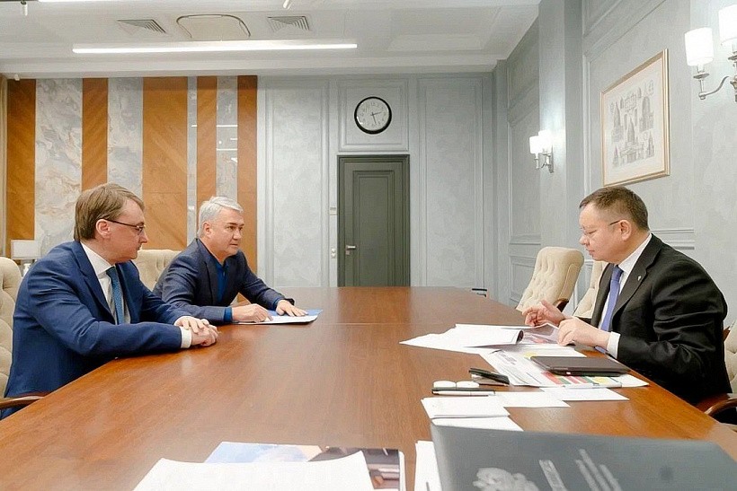 Рахим Азимов провел рабочую встречу с министром строительства и ЖКХ РФ Иреком Файзуллиным 