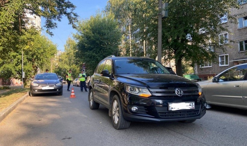 В центре Кирова 6-летняя девочка выбежала под колеса авто
