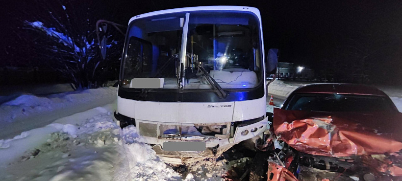 Водитель легковушки погиб при столкновении с автобусом в черте Кирова