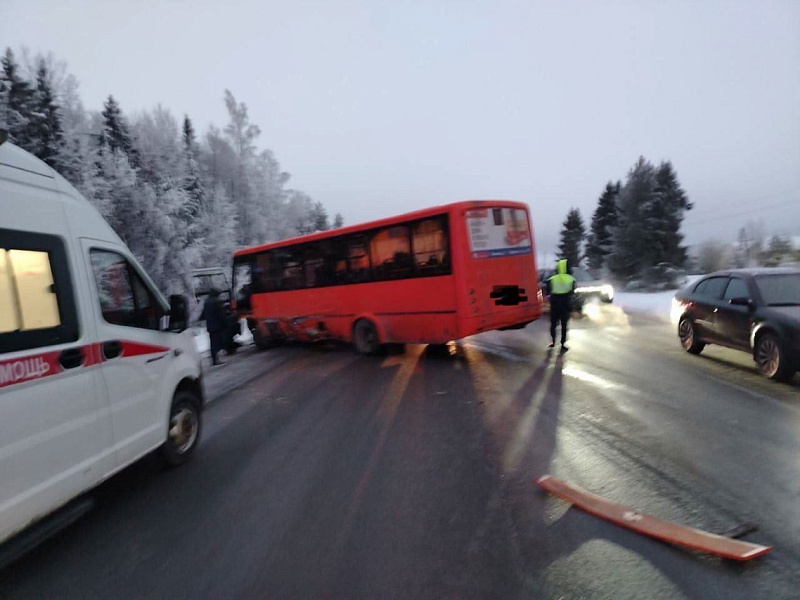 Подробности утренней аварии с автобусом в Кирове рассказали в Госавтоинспекции