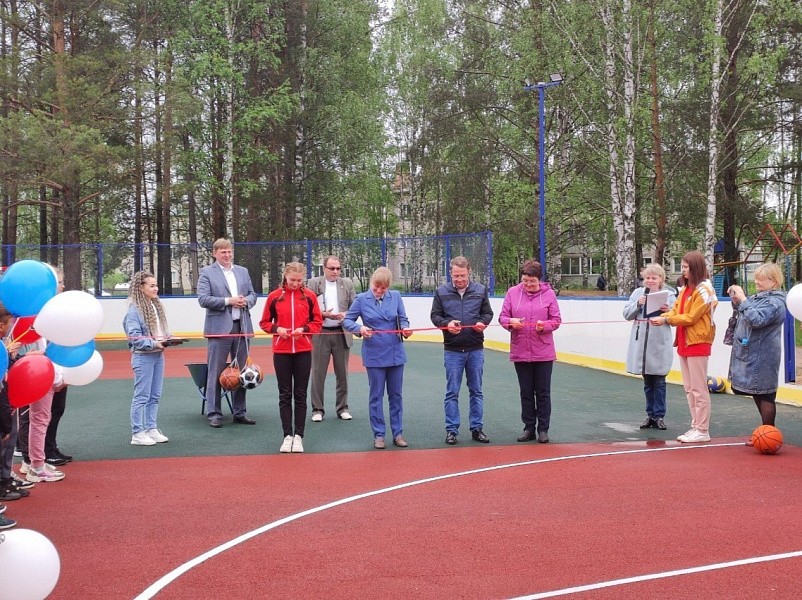 В поселке Светлополянск открыта многофункциональная спортивная площадка
