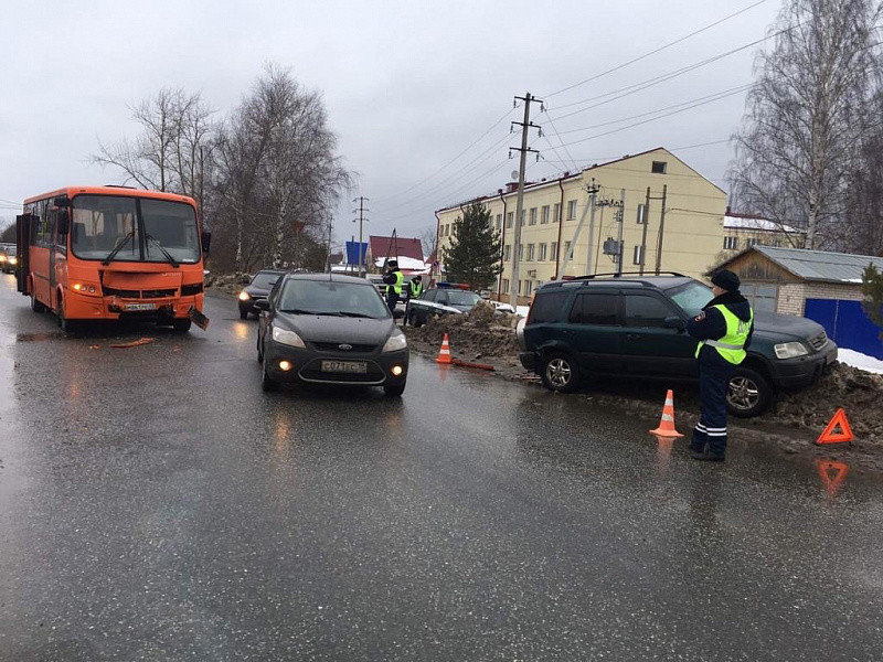 Шесть человек пострадали в аварии с участием автобуса в Кирове