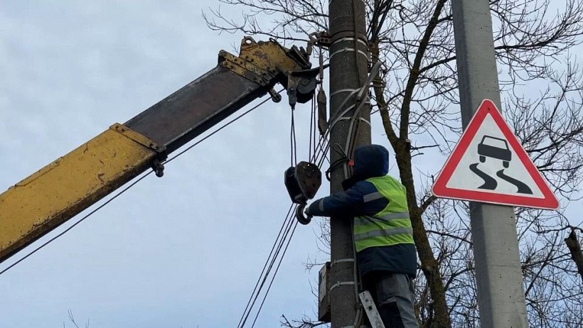 В Кирове демонтируют аварийные столбы на Луганской