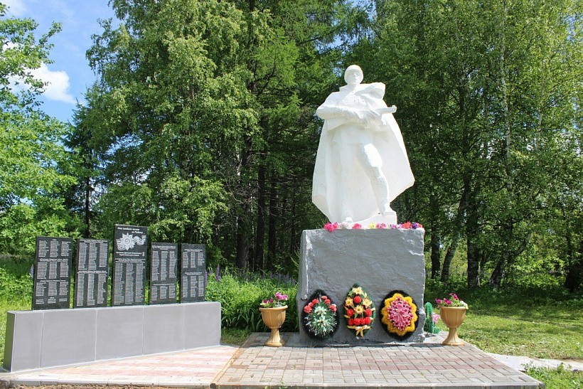 При поддержке Азимова в Свечинском округе проведена реконструкция памятника воину-победителю