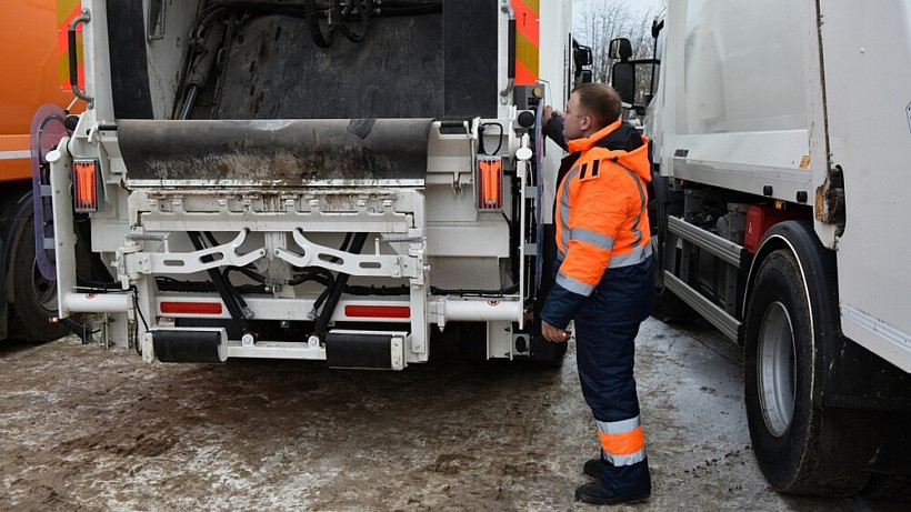 Кировчане поймали мусоровоз и заставили вывезти отходы из детского сада
