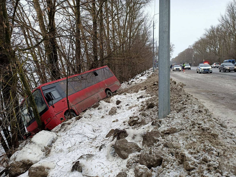 Автобус с пассажирами в Кирове улетел в кювет