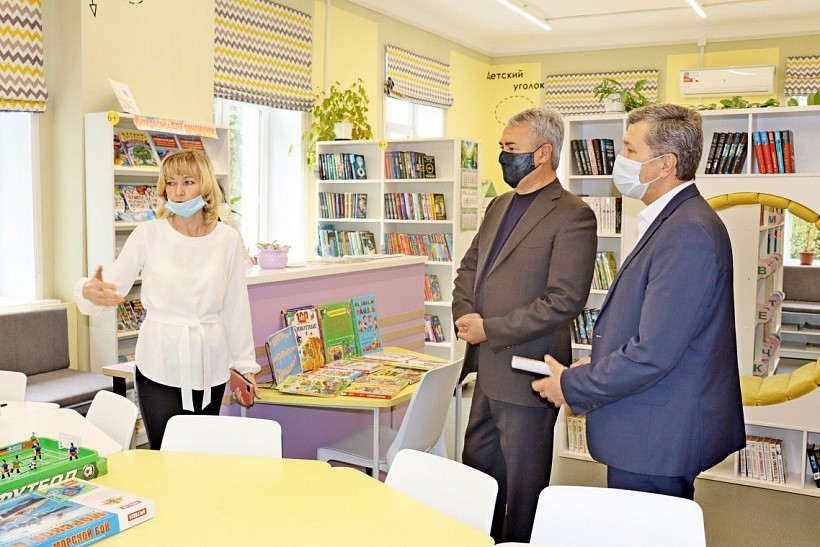 Рахим Азимов посетил модернизированную Нагорскую библиотеку
