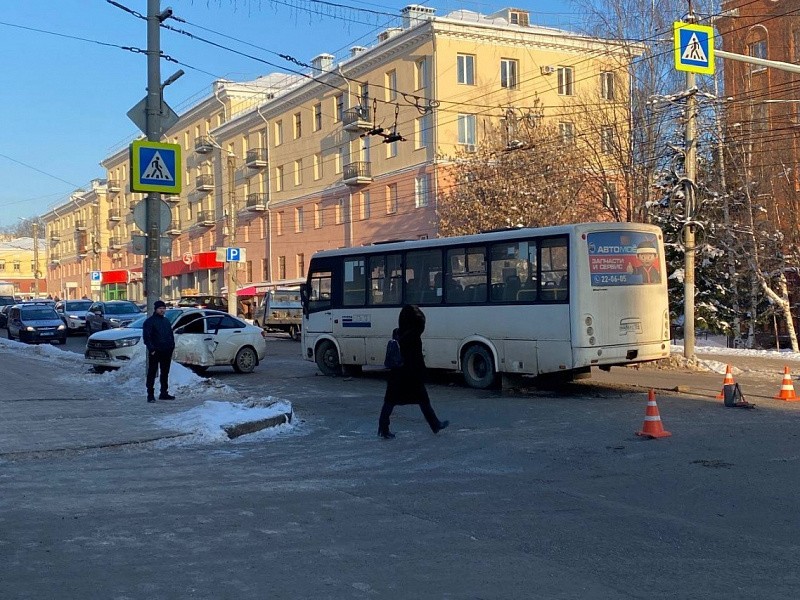 В Кирове в ДТП с автобусом пострадали два человека
