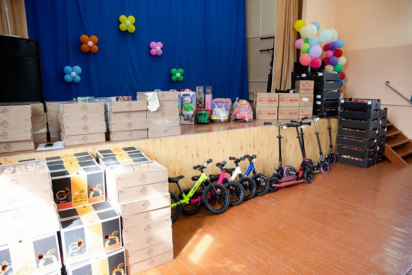 Рахим Азимов передал подарки всем детским домам Кировской области 