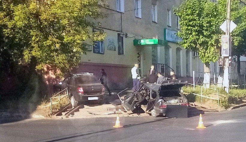 В Кирово-Чепецке во время ДТП два авто вылетели на тротуар