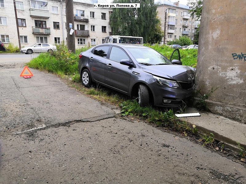 В Кирове машина врезалась в жилой дом