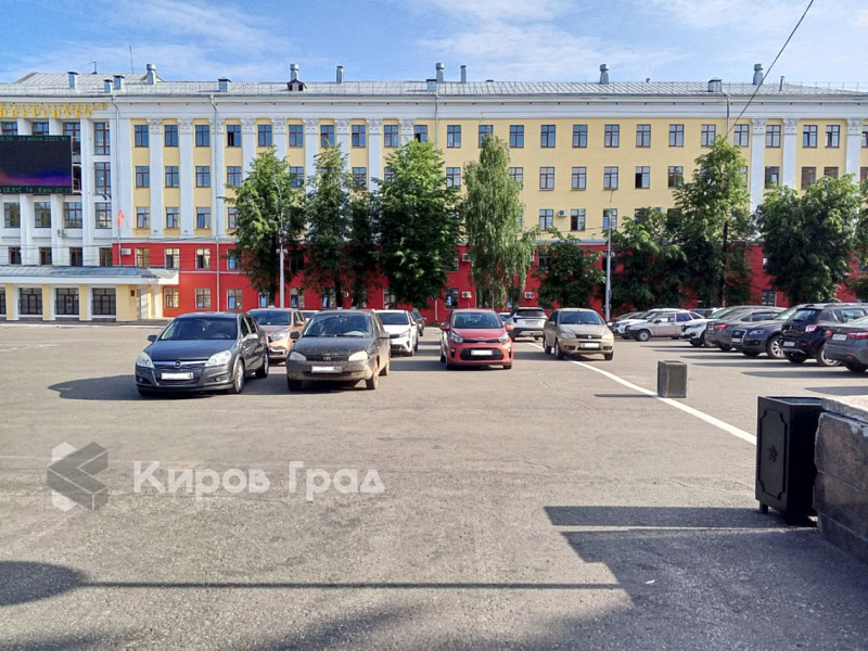 Кировчане паркуются уже почти в центре Театральной площади