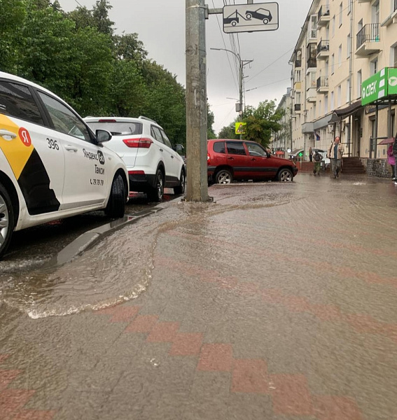 По Кирову потекли реки: ливневка снова не справляется 
