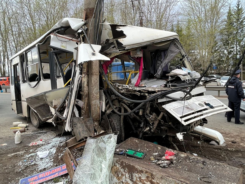 Серьезное ДТП в Кирове: пассажирский автобус врезался в столб