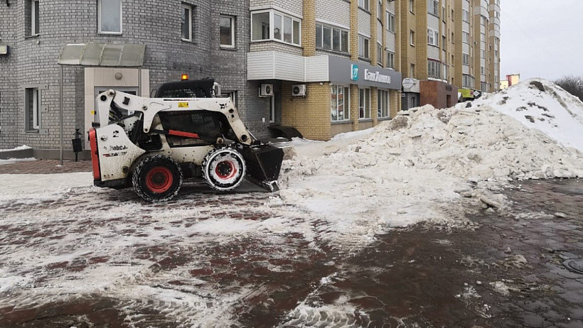 К апрелю тротуары в Кирове обещают очистить до асфальта