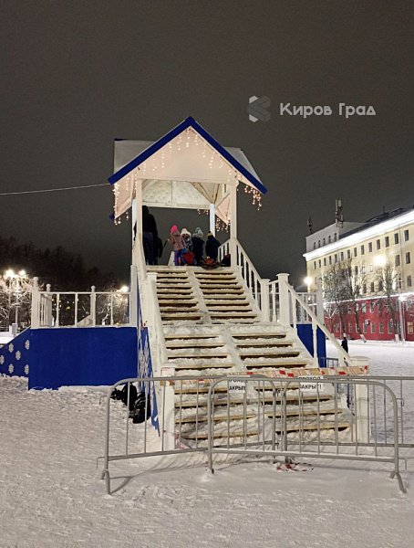 Горки на Театральной площади станут безопаснее