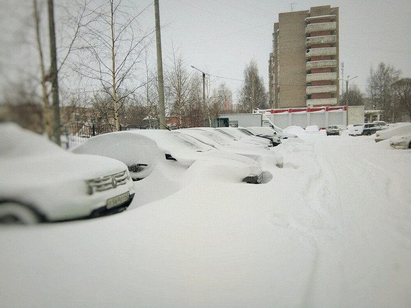 Киров прибирают после аномального снегопада