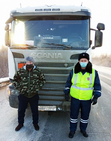Кировские полицейские помогли замерзавшему на трассе дальнобойщику