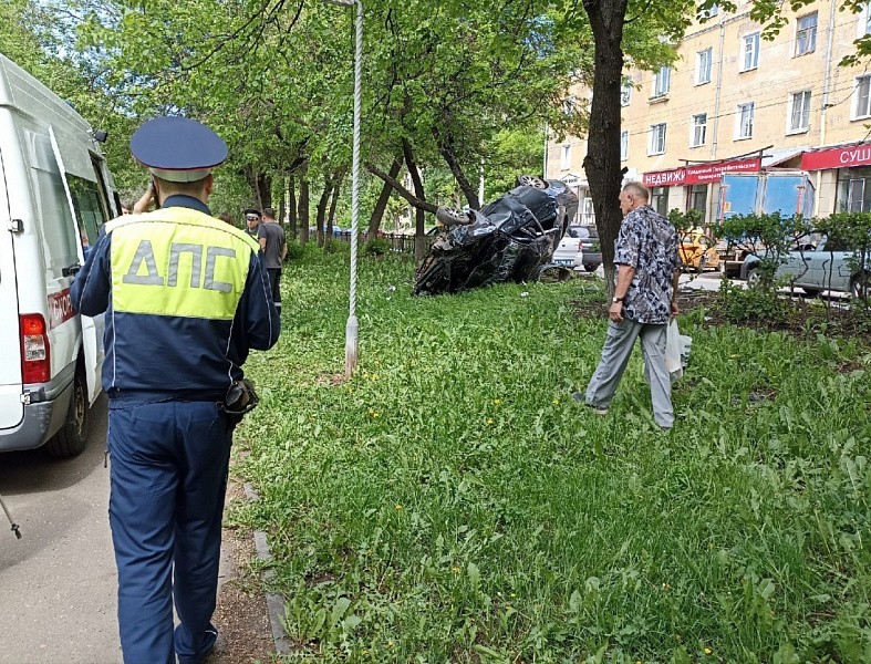 В Кирове из-за ДТП машина вылетела на пешеходную аллею