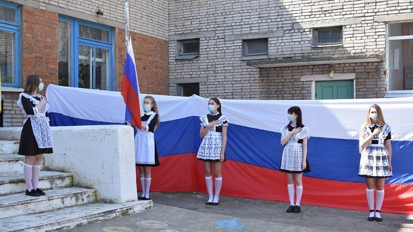 42 миллиона получит Киров на флаги, которые будут поднимать в школах