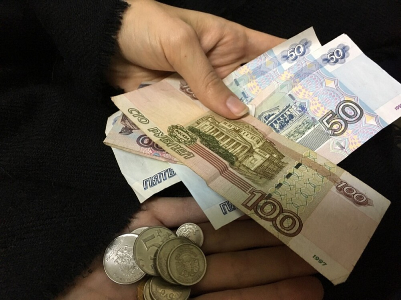 У жительницы Кирова прямо из рук выхватили деньги на улице
