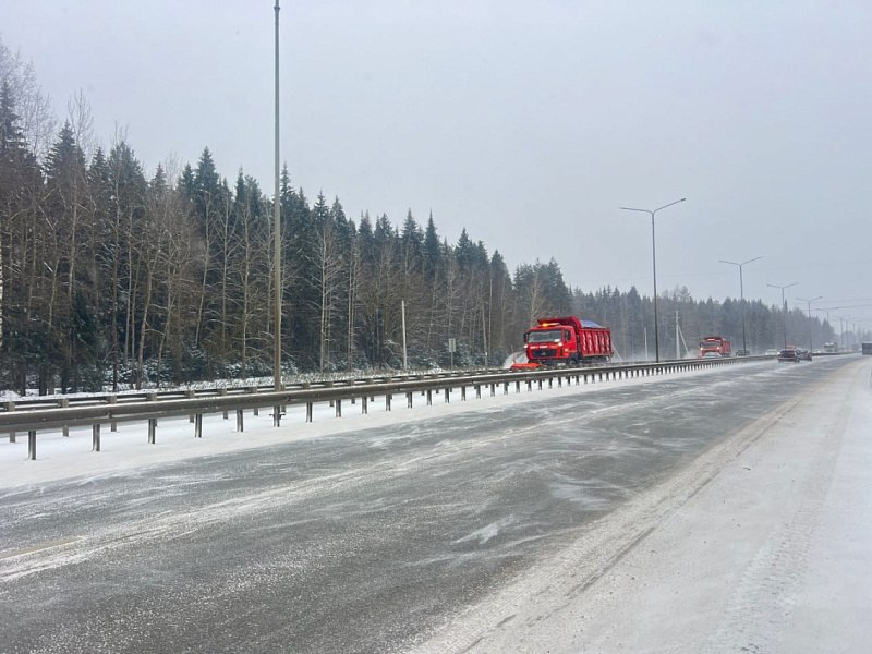 На дорогах Кировской области продолжается работа снегоуборочной техники