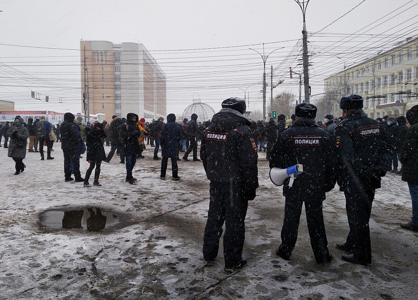 Полиция в Кирове приходит к людям, которые случайно оказались рядом с протестной акцией