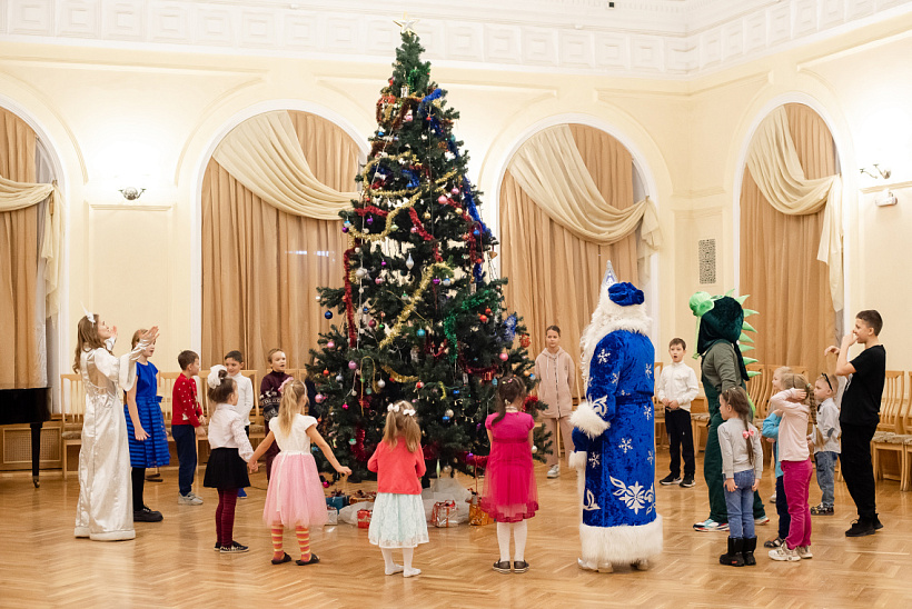 Дети Кировской области получают новогодние подарки от Рахима Азимова