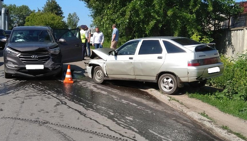 В Кирове пьяный бесправник устроил массовое ДТП