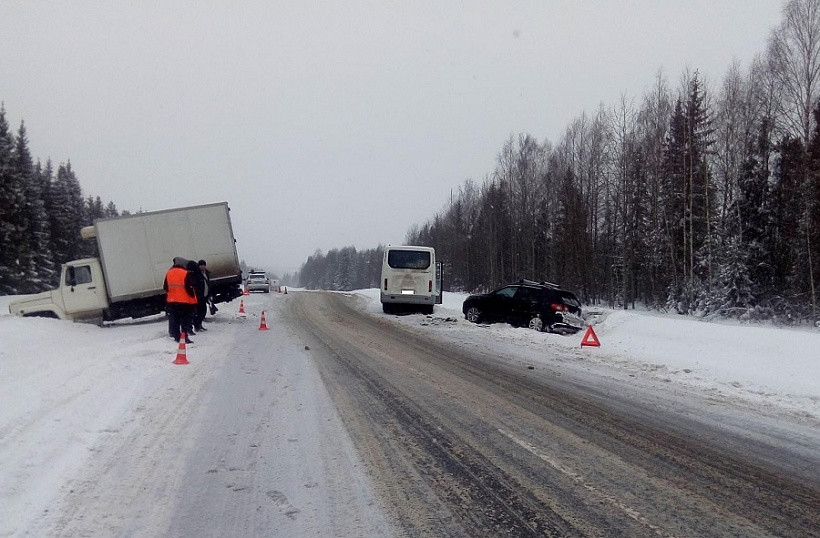 В ДТП с автобусом в Кировской области пострадали 3 человека