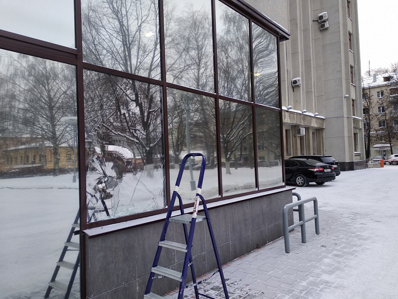 В здание кировского правительства снова запустили кирпич 