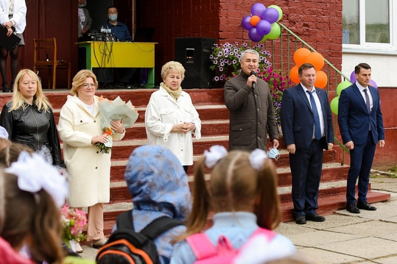 Рахим Азимов поздравил учащихся и педагогов школы №9 с Днем знаний