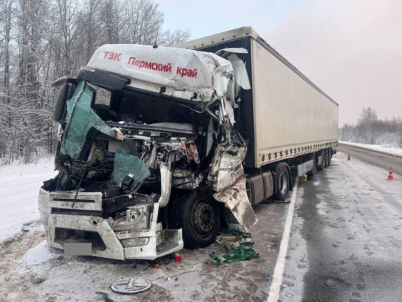 25-летний водитель пострадал в аварии на федеральной трассе в Кировской области