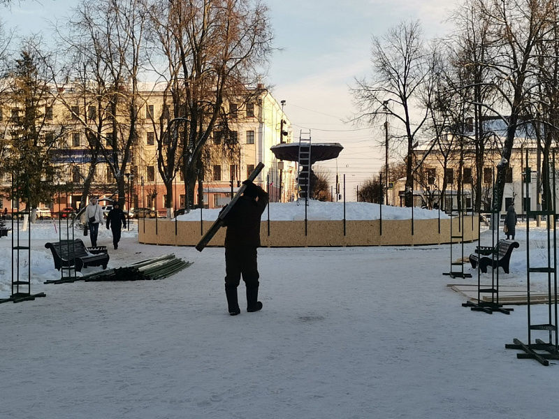 На Театральной площади в Кирове начали строительство новогоднего городка