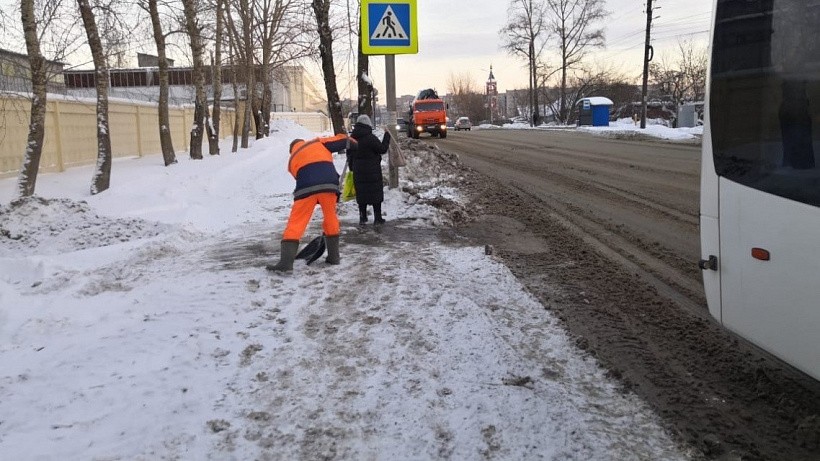 Дорожникам в Кирове посоветовали чаще ходить по тротуарам