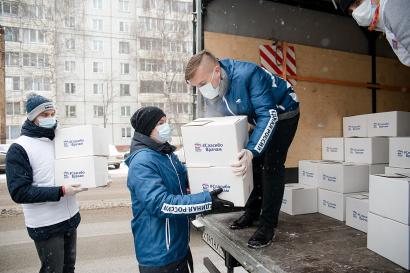Волонтеры передали 500 кофейно-чайных наборов кировским медикам