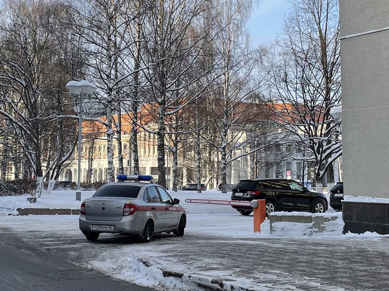 У правительства после битья окон выставили патруль