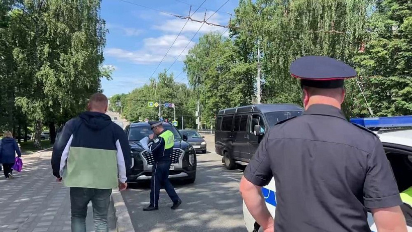 Водители нарушают ПДД прямо под окнами мэрии