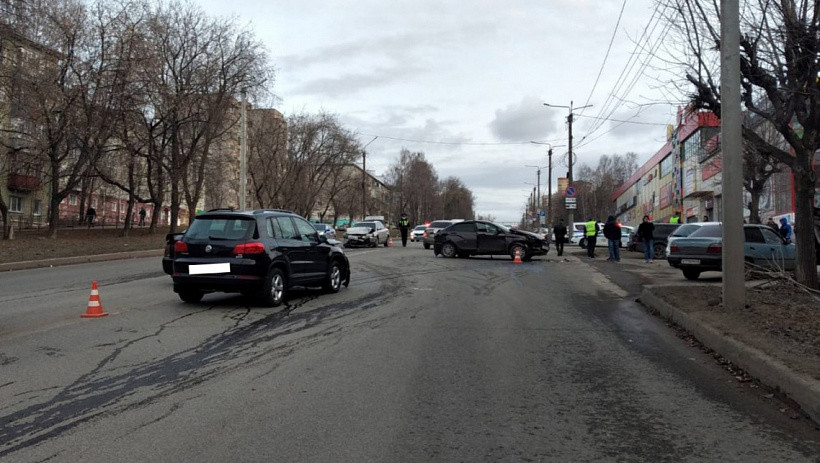 В массовом ДТП в Кирове пострадали женщина и ребенок