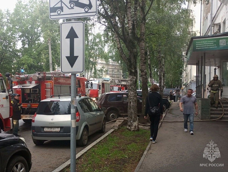 Пожар произошёл в бизнес-центре в Кирове