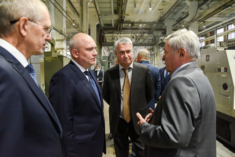 Замминистра промышленности РФ посетил кировские заводы