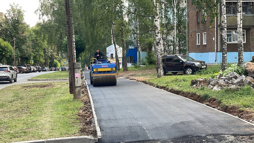 В Кирове благоустраивают тротуары на улице Розы Люксембург