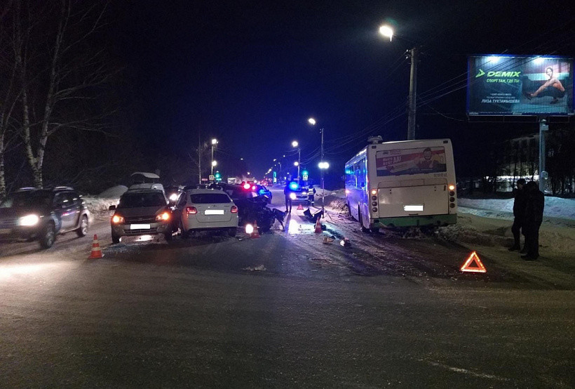 Из-за массовой аварии в Кирове на несколько часов парализовало движение по центральной улице